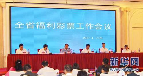 他还亲切地与海瑟薇拥抱，引得对方面露娇羞。