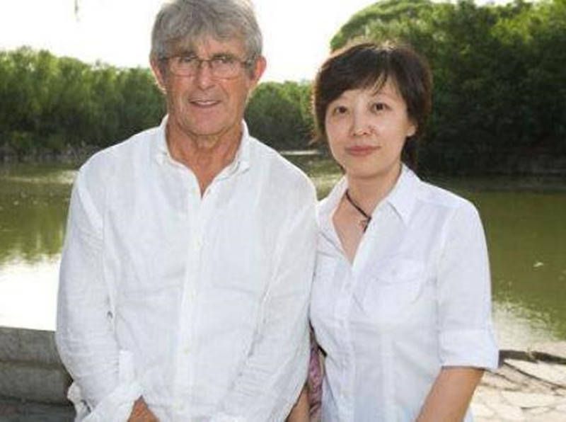 沃科特以为车要被拖走，上前询问情况，随后被嫌疑人直接开枪射击。