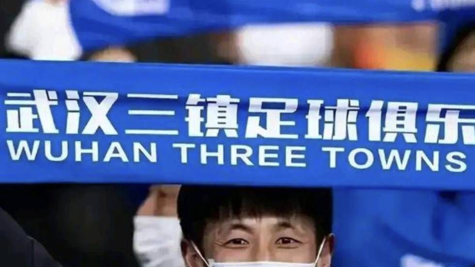 与身着黄色皮卡丘服的费曼，到处合影留念。
