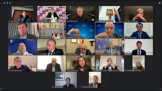 谢楠在微博晒出一组收工照，并配文写道：“收工啦，纪念日快乐”并艾特老公吴京。