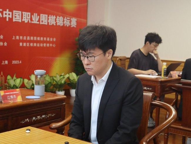 八十年多后，我们再看这群孩子，他们所经历的应该是一场被禁止的游戏。