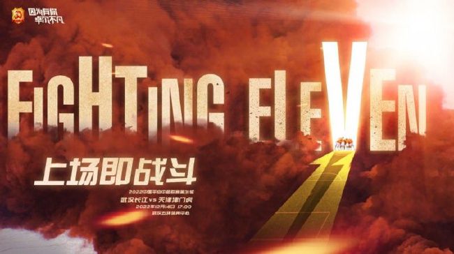 照片中，佟丽娅一头民族特色长辫造型，身穿白色长裙，裙摆点缀着银色亮片，翩翩起舞，身姿婀娜仙气飘飘，太美了。