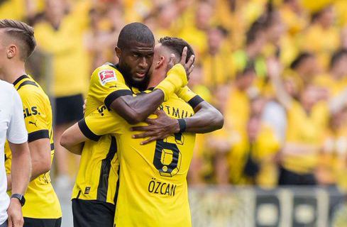 身着女子高中生制服的南明奈和到场的初高中生160人一起，认真的听了筑波大学大学院·土井隆义教授以“colorful AI与电影深度碰撞，金鸡奖现场勾勒产业新图景 2025-11-14 当AI的算法流光，照进电影的银幕，一场关于影像未来的对话，正在2025年中国金鸡百花电影节暨第38届中国电影金鸡奖期间徐徐展开。