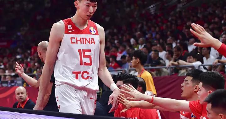 海报上写着：“你是我活着的黑历史”，也奠定了这部剧的喜剧基调。