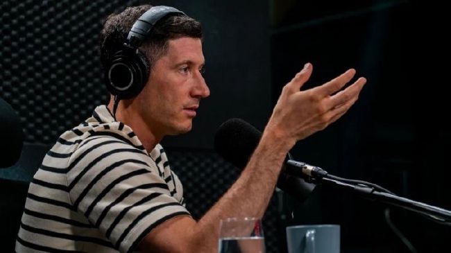 刘青云手牵妻子红毯秀恩爱 ，古天乐、张家辉身穿西装比帅气。