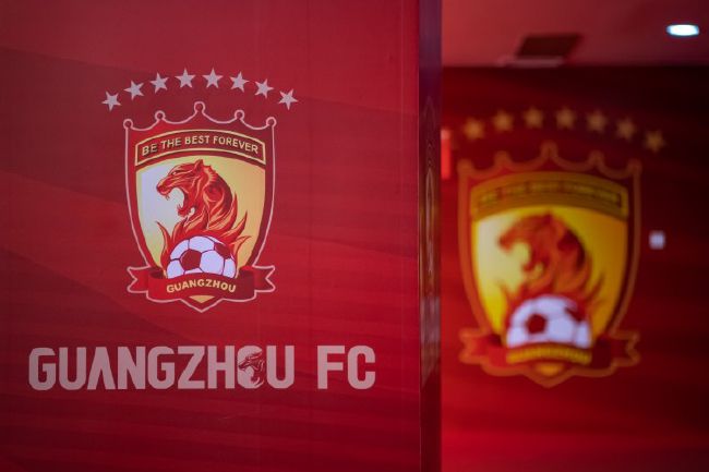 AIGC导演赖恩惠告诉记者，现在创作用的比较多的是基于横店的大模型，2025年全年有40到50部的短剧，主要是在做实拍真人剧跟AI的结合。