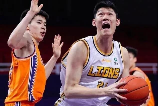 威廉王子与凯特王妃也前来助威，接连拍手叫好。