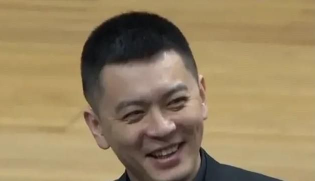影片讲述了遭遇人生低谷的中年男人老郑，因一次意外之举成为了直播“网红”，机缘巧合下他与少年亮亮结识，两人一拍即合在小城里四处惩治不文明现象，很快便建立起如父如子般的另类友情。
