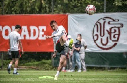 扎克·埃夫隆《Famous‎》路透 2024-11-18 当地时间11月15日，美国加利福尼亚州洛杉矶，扎克·埃夫隆、埃涅·赫德森现身片场拍摄《Famous‎》路透。