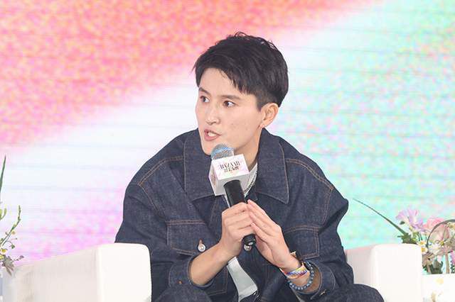 罗泓轸新作《希望》曝海报 黄政民、赵寅成等主演 2025-09-16 日前，《哭声》《黄海》导演罗泓轸的科幻惊悚电影《希望》（호프）首曝海报，影片由黄政民、赵寅成、郑好娟、迈克尔·法斯宾德、艾丽西亚·维坎德等主演。