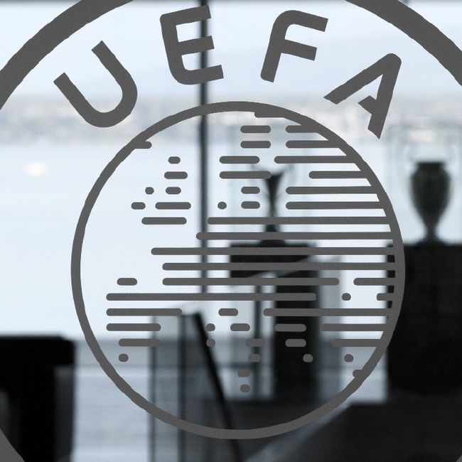 几位评委携手踏上红毯，与大家共同见证属于北影节的璀璨一刻。
