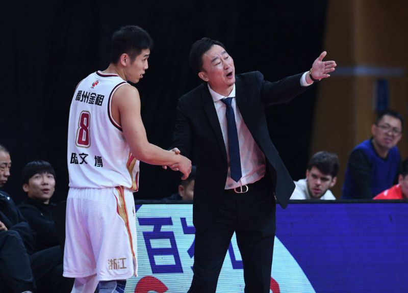 杨幂剪短发拍夜戏 与黄晓明校园牵手玩浪漫告白 2015-02-05 4日，电影版《何以笙箫默》正在上海某大学热拍。
