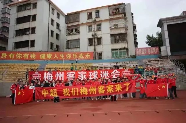 影片发布一组角色剧照，并同步曝光演员阵容，在杭州的湖光山色中，正上演这场关于“爱和美味”的温暖故事。