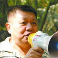 乱世浮沉付笑谈，台上啼笑皆非，台下皆是悲凉。