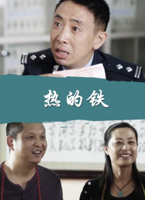 T、休闲短裤遭迷妹疯狂围堵，获粉丝送礼物大方热聊合影比V卖萌。