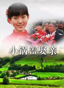 当她是渡边博子时，始终带着克制的哀伤，动作轻柔，眼神中交织着思念与探寻的执念。