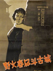 当地时间8月19日，她在洛杉矶演唱会后的庆功宴上，一袭黑色深V紧身短裙惊艳亮相，隐约露出的半球和性感的红唇为她增添了一 泰勒·斯威夫特洛杉矶热力开唱 秀红装火辣妩媚 2013-08-21 近日，泰勒·斯威夫特在洛杉矶开唱，此次演唱会她准备了多套红色服装，不管是深V露腿长礼服，俏丽露背短裙，还是紧身白T搭配红色热裤，都显得热辣妩媚。