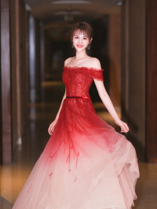 妮可·基德曼（Nicole Kidman）身着黑色低V亮片裙现身，尽显优雅气质。
