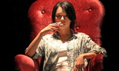 相比之下，这回女人们在眼球争夺战中无疑完胜 《出轨幻想》曝剧照 “钢琴家”布洛迪面露忧色 2014-04-16 由《撞车》导演保罗·哈吉斯执导的《出轨幻想》日前曝光了一批最新剧照。