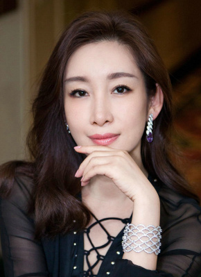 影片发布一组角色剧照，并同步曝光演员阵容，在杭州的湖光山色中，正上演这场关于“爱和美味”的温暖故事。