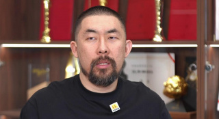 早期的主旋律大片往往采用宏大叙事策略，聚焦重⼤历史事件和领袖人物，试图以史诗格局再现历史风云。