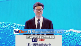“甜茶”提莫西·查拉梅和奥利维亚·科尔曼四目相对。